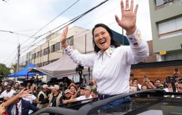 El voto en el exterior, ya escrutado, favoreci&oacute; ampliamente a Fujimori, mientras que dentro de Per&uacute; la balanza se inclin&oacute; hacia S&aacute;nchez