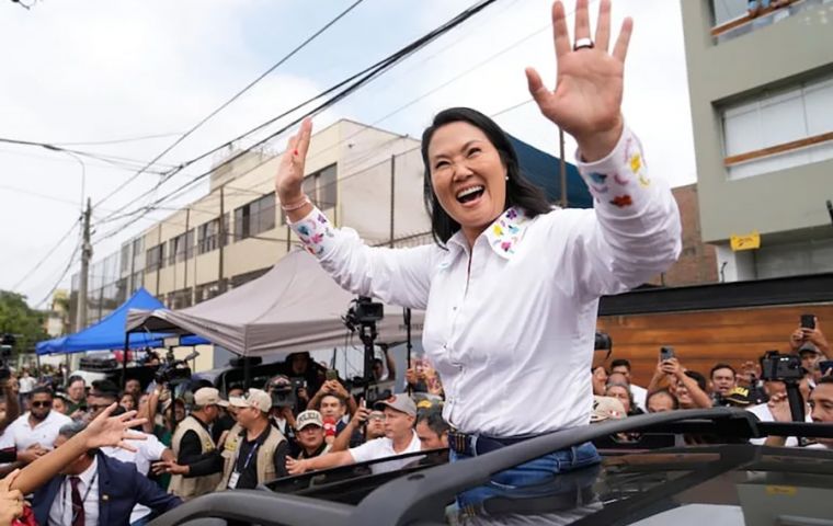 El voto en el exterior, ya escrutado, favoreci&oacute; ampliamente a Fujimori, mientras que dentro de Per&uacute; la balanza se inclin&oacute; hacia S&aacute;nchez
