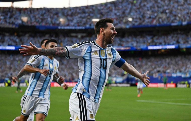 Con sus tres goles, Messi alcanz&oacute; los 16 tantos en Copas del Mundo e igual&oacute; al alem&aacute;n Miroslav Klose como m&aacute;ximo artillero hist&oacute;rico de la competici&oacute;n