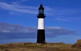Próximo al Faro del Cabo Pembroke e incluirá una campana de bronce de un barco, montada en un arco de acero a similitud al Arco de Huesos de Ballenas en Stanley