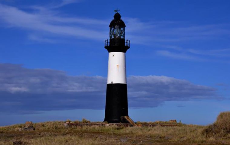 Pr&oacute;ximo al Faro del Cabo Pembroke e incluir&aacute; una campana de bronce de un barco, montada en un arco de acero a similitud al Arco de Huesos de Ballenas en Stanley