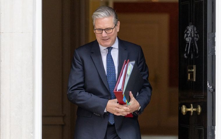 La presi&oacute;n sobre Starmer se intensific&oacute; despu&eacute;s de que Burnham regresara al Parlamento al ganar la elecci&oacute;n parcial de Makerfield, en el norte de Inglaterra
