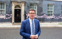 Burnham podría quedar sin contrincantes de peso, lo que aceleraría el proceso: cada aspirante necesita el respaldo del 20% de los diputados laboristas para competir.