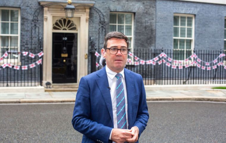 Burnham podr&iacute;a quedar sin contrincantes de peso, lo que acelerar&iacute;a el proceso: cada aspirante necesita el respaldo del 20% de los diputados laboristas para competir.