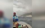 En el video se observa la reacci&oacute;n de los trabajadores del mar y un movimiento inusual de las embarcaciones durante los primeros segundos del sismo