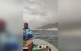 En el video se observa la reacci&oacute;n de los trabajadores del mar y un movimiento inusual de las embarcaciones durante los primeros segundos del sismo