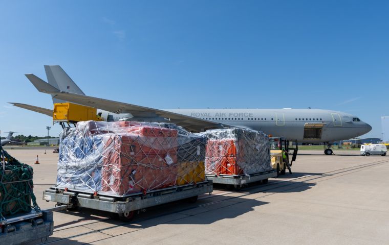 El equipo de b&uacute;squeda y rescate internacional del Reino Unido, integrado por 68 efectivos y seis perros especializados, parti&oacute; desde Brize Norton para asistir en las tareas de localizaci&oacute;n y rescate