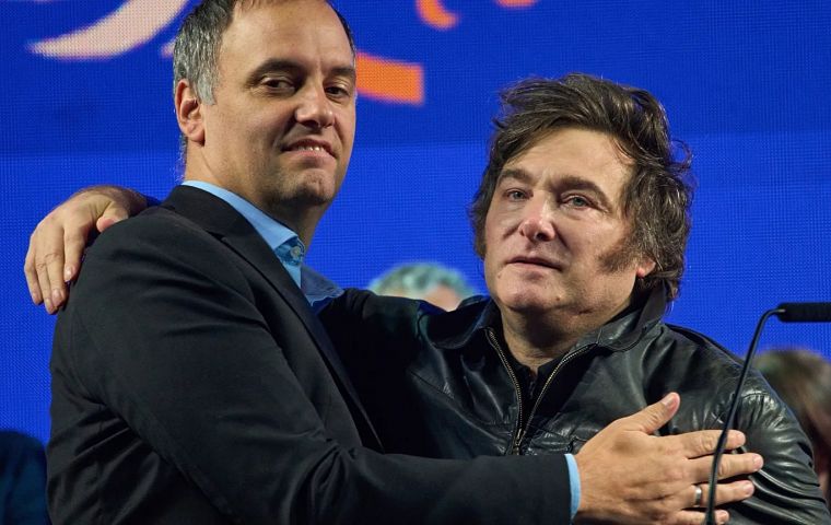 El esc&aacute;ndalo se inici&oacute; en marzo, cuando trascendi&oacute; que la esposa de Adorni hab&iacute;a integrado la comitiva oficial que viaj&oacute; con Milei a Estados Unidos