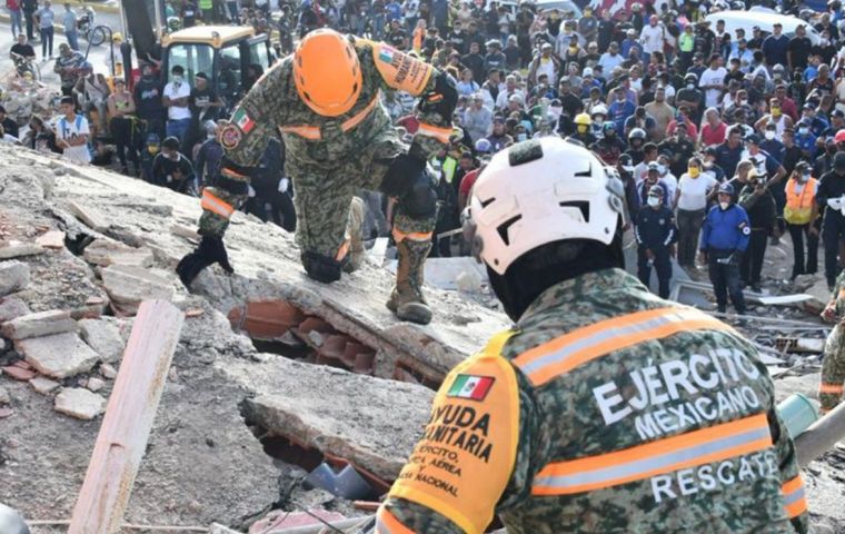 El destacamento mexicano suma unos 280 militares desplegados, adem&aacute;s de cerca de 300 miembros de la Cruz Roja, bomberos y protecci&oacute;n civil, llegados como parte del Plan de auxilio a la poblaci&oacute;n