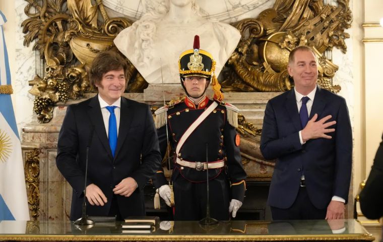 El lunes, Milei ya hab&iacute;a declinado asistir a la cumbre del Mercosur en Asunci&oacute;n &mdash;donde fue representado por Quirno&mdash; para permanecer en Buenos Aires y encabezar la jura de su nuevo jefe de Gabinete