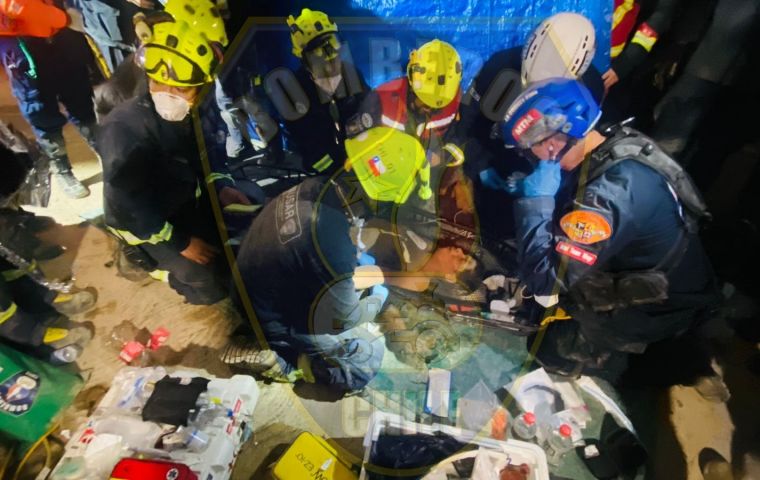 Gil, que trabajaba como vigilante en el estacionamiento subterr&aacute;neo de un centro comercial, se salv&oacute; al refugiarse bajo el escritorio de su garita cuando el edificio se desplom&oacute;