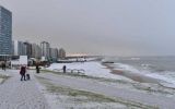 Cientos de vecinos y turistas salieron a las calles para fotografiar las playas, plazas y parques te&ntilde;idos de blanco, y las im&aacute;genes se viralizaron r&aacute;pidamente en las redes sociales