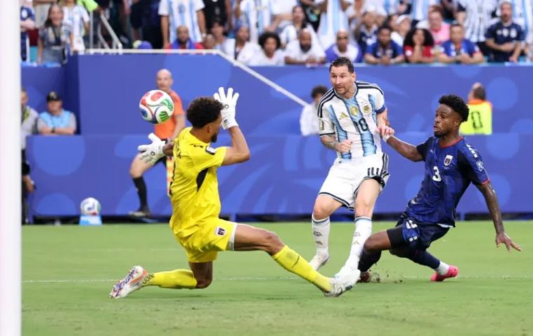 Lionel Messi adelant&oacute; a la campeona del mundo en el minuto 28, con un control con la zurda y un remate ajustado tras una asistencia de Lisandro Mart&iacute;nez