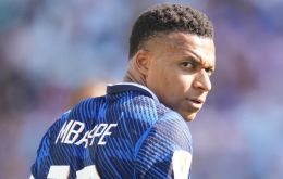 Mbappé respondió a través de la misma red social. Señora Celeste Amarilla, usted es una mujer despreciable e indigna de su cargo, escribió el jugador del Real Madrid