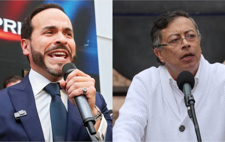 De la Espriella, que gan&oacute; el balotaje del 21 de junio, orden&oacute; por la ma&ntilde;ana a su vicepresidente electo, Jos&eacute; Manuel Restrepo, suspender de manera inmediata las reuniones de transici&oacute;n