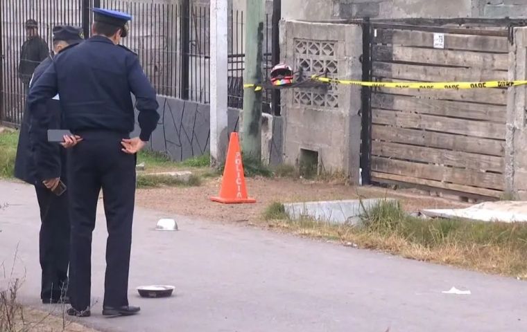 Las v&iacute;ctimas estaban vinculadas a Los Su&aacute;rez, un grupo criminal que operaba en el barrio Villa Espa&ntilde;ola y que se hab&iacute;a trasladado a la zona en el marco de disputas por la venta de drogas