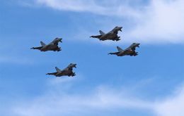 Una formaci&oacute;n de cazas Typhoon Tranche 1 sobrevolando las Falklands. Foto: MoD