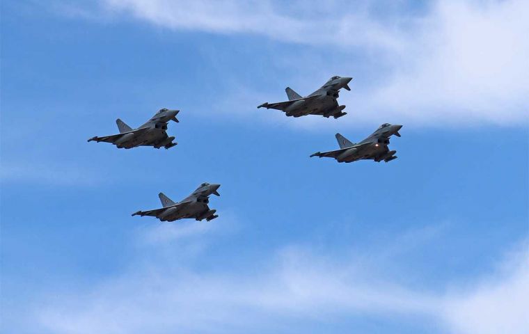 Una formaci&oacute;n de cazas Typhoon Tranche 1 sobrevolando las Falklands. Foto: MoD