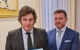 Nimo, abogado que se define en sus redes como discípulo del economista español Jesús Huerta de Soto, referente de la escuela austriaca, no es diplomático de carrera