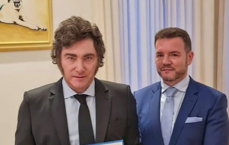 Nimo, abogado que se define en sus redes como disc&iacute;pulo del economista espa&ntilde;ol Jes&uacute;s Huerta de Soto, referente de la escuela austriaca, no es diplom&aacute;tico de carrera