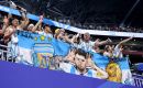 Aficionados argentinos exhiben una pancarta de Lionel Messi tras el partido, en el que Argentina se clasific&oacute; para los cuartos de final del Mundial. Foto: Brett Davis-Imagn