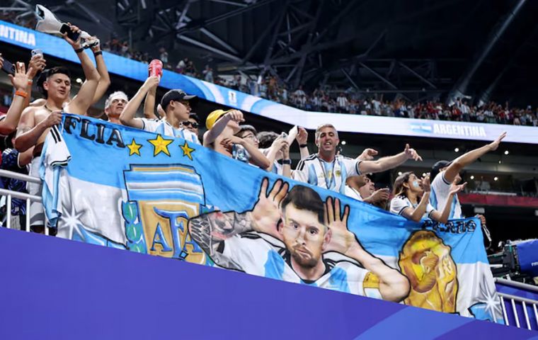 Aficionados argentinos exhiben una pancarta de Lionel Messi tras el partido, en el que Argentina se clasific&oacute; para los cuartos de final del Mundial. Foto: Brett Davis-Imagn