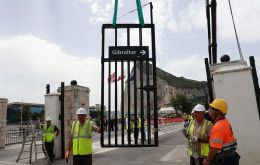 M&aacute;s all&aacute; de Gibraltar, las cifras reflejan una relaci&oacute;n densa: unos 408.000 brit&aacute;nicos residen en Espa&ntilde;a y 427.000 espa&ntilde;oles en el Reino Unido