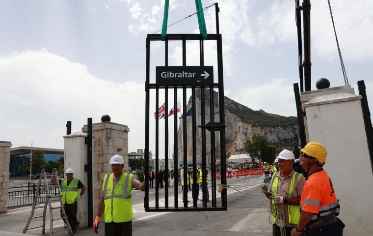 M&aacute;s all&aacute; de Gibraltar, las cifras reflejan una relaci&oacute;n densa: unos 408.000 brit&aacute;nicos residen en Espa&ntilde;a y 427.000 espa&ntilde;oles en el Reino Unido