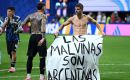 El cartel habr&iacute;a sido lanzado desde las gradas. El c&oacute;digo de conducta de la FIFA proh&iacute;be banderas y elementos de car&aacute;cter pol&iacute;tico dentro de los recintos. Foto: SHAUN BOTTERILL / GETTY IMAGES