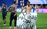 El cartel habr&iacute;a sido lanzado desde las gradas. El c&oacute;digo de conducta de la FIFA proh&iacute;be banderas y elementos de car&aacute;cter pol&iacute;tico dentro de los recintos. Foto: SHAUN BOTTERILL / GETTY IMAGES