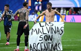El cartel habr&iacute;a sido lanzado desde las gradas. El c&oacute;digo de conducta de la FIFA proh&iacute;be banderas y elementos de car&aacute;cter pol&iacute;tico dentro de los recintos. Foto: SHAUN BOTTERILL / GETTY IMAGES