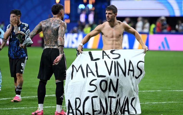 El cartel habr&iacute;a sido lanzado desde las gradas. El c&oacute;digo de conducta de la FIFA proh&iacute;be banderas y elementos de car&aacute;cter pol&iacute;tico dentro de los recintos. Foto: SHAUN BOTTERILL / GETTY IMAGES