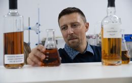 El Isla Marambio pasó tres años en el hielo en una base científica argentina y es uno de ocho single malts que ahora se analizan para entender cómo los climas extremos moldean el whisky