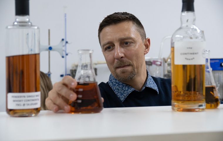 El Isla Marambio pas&oacute; tres a&ntilde;os en el hielo en una base cient&iacute;fica argentina y es uno de ocho single malts que ahora se analizan para entender c&oacute;mo los climas extremos moldean el whisky