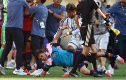 La tensión, acumulada durante un partido áspero y trabado, se desbordó tras el pitido