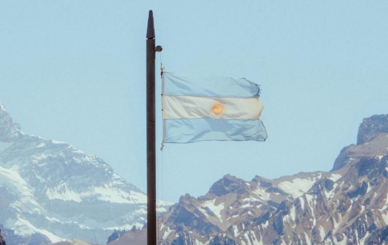 El saldo positivo de junio, sin embargo, implic&oacute; una ca&iacute;da del 36,4 % frente al super&aacute;vit de mayo, que hab&iacute;a sido un r&eacute;cord de 3.450 millones de d&oacute;lares