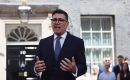 Burnham, de 56 años, admitió la fragilidad de su posición y sostuvo que los políticos tienen que ser mejores para recuperar la estabilidad