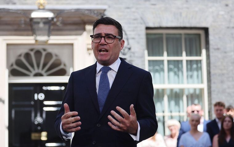 Burnham, de 56 a&ntilde;os, admiti&oacute; la fragilidad de su posici&oacute;n y sostuvo que los pol&iacute;ticos tienen que ser mejores para recuperar la estabilidad