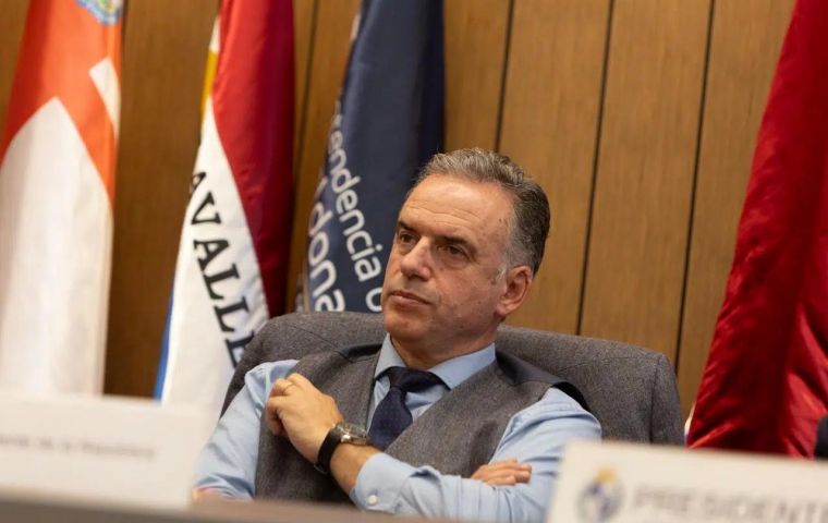 La misma encuesta ubic&oacute; la aprobaci&oacute;n de Orsi en 24% y la desaprobaci&oacute;n en 56%, su peor registro desde que asumi&oacute;, con una ca&iacute;da acumulada de 13 puntos desde el primer bimestre del a&ntilde;o
