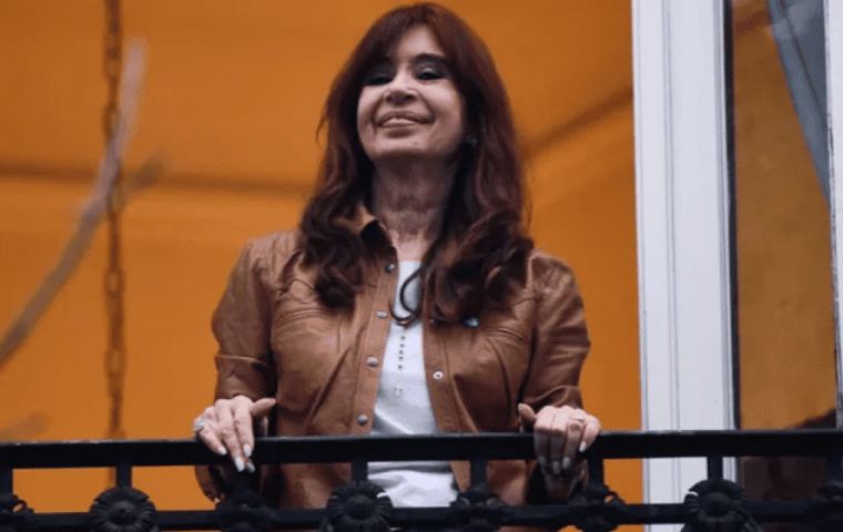 Fern&aacute;ndez de Kirchner, presidenta entre 2007 y 2015, fue condenada a seis a&ntilde;os de prisi&oacute;n e inhabilitaci&oacute;n perpetua por defraudaci&oacute;n en la contrataci&oacute;n de obra p&uacute;blica durante sus mandatos