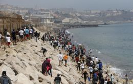 El Ministerio del Interior espa&ntilde;ol cifr&oacute; en unas 50.000 las personas que entraron desde el jueves y en 48.300 las que ya hab&iacute;an retornado voluntariamente a Marruecos, seg&uacute;n el &uacute;ltimo parte del viernes