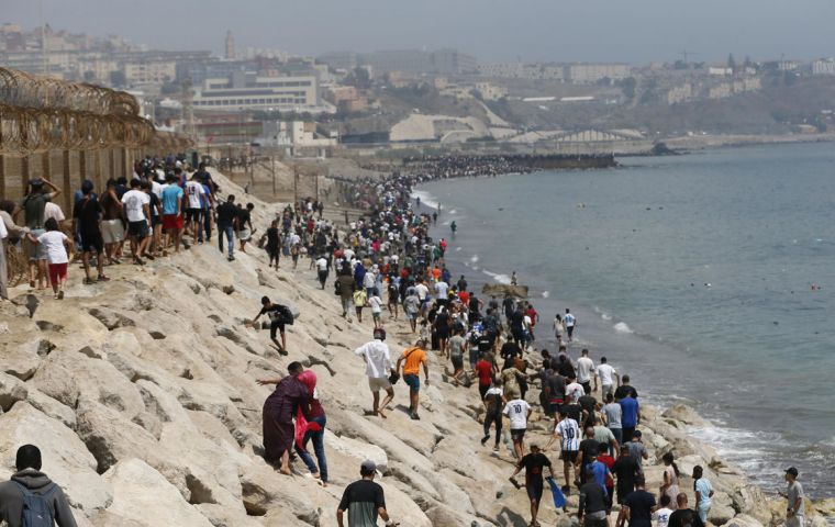 El Ministerio del Interior espa&ntilde;ol cifr&oacute; en unas 50.000 las personas que entraron desde el jueves y en 48.300 las que ya hab&iacute;an retornado voluntariamente a Marruecos, seg&uacute;n el &uacute;ltimo parte del viernes