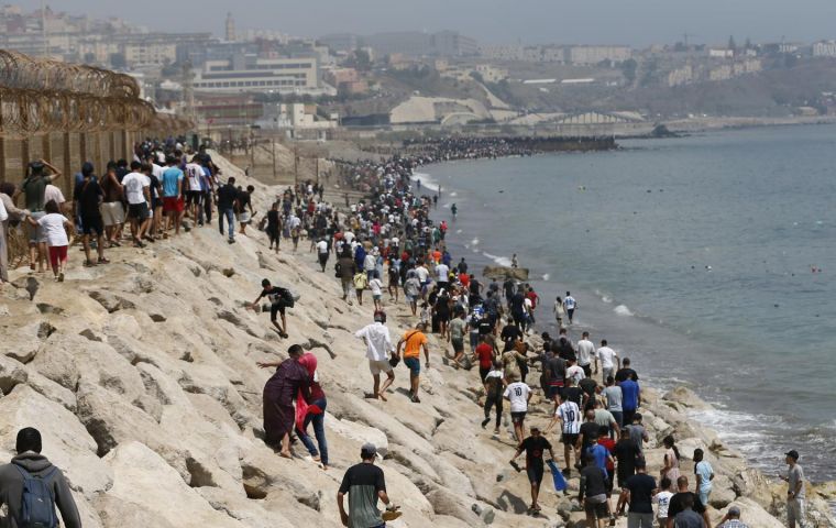 El diario The Objective inform&oacute; de que informes de inteligencia hab&iacute;an alertado de una posible entrada masiva en Ceuta y Melilla coincidiendo con la Fiesta del Trono