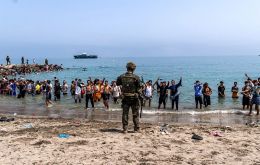 Las publicaciones circulan por WhatsApp, Facebook, Instagram y TikTok, y sitúan como punto de encuentro la localidad marroquí de Fnideq, junto a la frontera del Tarajal