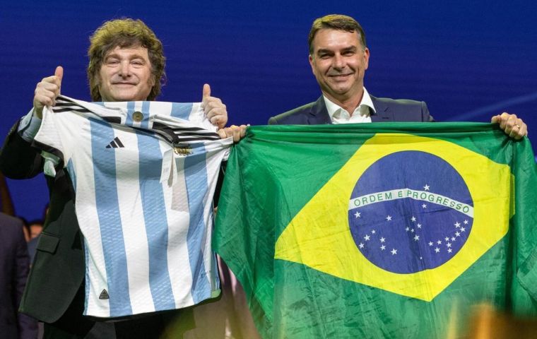 La crisis comenz&oacute; el s&aacute;bado 25 de julio, cuando Milei intervino en la convenci&oacute;n del Partido Liberal en S&atilde;o Paulo en apoyo de la candidatura de Fl&aacute;vio Bolsonaro. All&iacute; llam&oacute; a Lula ladr&oacute;n