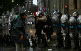 Seg&uacute;n fuentes policiales, la Polic&iacute;a Federal arrest&oacute; a tres personas y la Polic&iacute;a de la Ciudad de Buenos Aires a otras nueve, todas imputadas por atentado y resistencia a la autoridad