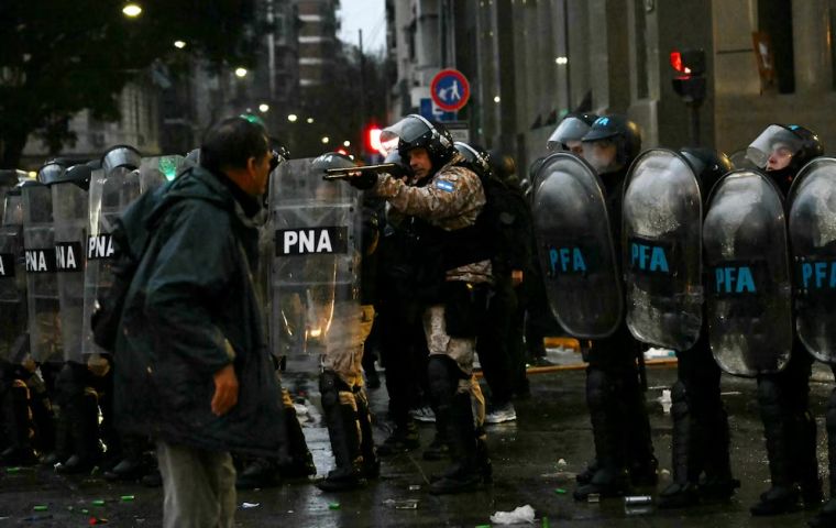 Seg&uacute;n fuentes policiales, la Polic&iacute;a Federal arrest&oacute; a tres personas y la Polic&iacute;a de la Ciudad de Buenos Aires a otras nueve, todas imputadas por atentado y resistencia a la autoridad