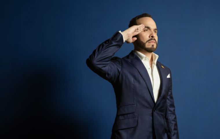 El abogado penalista, de 47 a&ntilde;os, gan&oacute; el balotaje del 21 de junio frente al candidato de la izquierda, Iv&aacute;n Cepeda, sin haber ocupado antes cargos p&uacute;blicos ni haberse presentado a una elecci&oacute;n