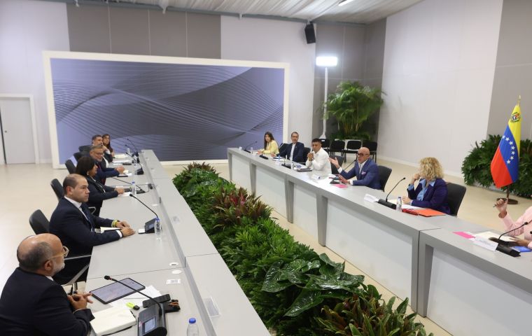 Las delegaciones del gobierno y de la oposici&oacute;n durante la primera reuni&oacute;n en el Centro de Convenciones de La Carlota, en Caracas