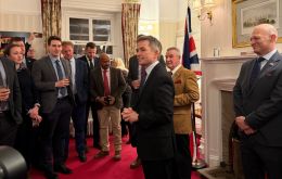El vicegobernador Brice (derecha) homenajeó a los visitantes con una recepción en Casa de Gobierno